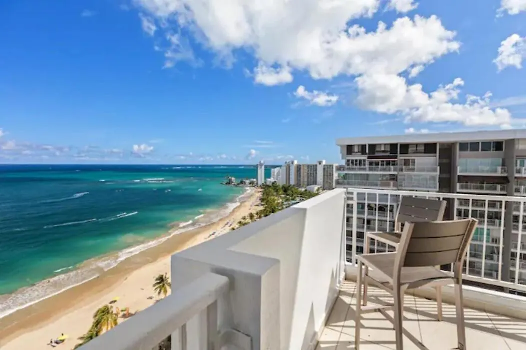 Beachfront Retreat-Panoramic Sunrise Views-1 Parking Spot サンジョアン 0*,  プエルトリコ
