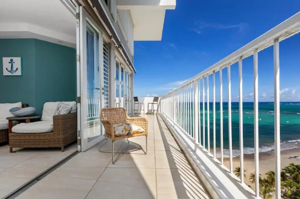 Beachfront Retreat-Panoramic Sunrise Views-1 Parking Spot サンジョアン
